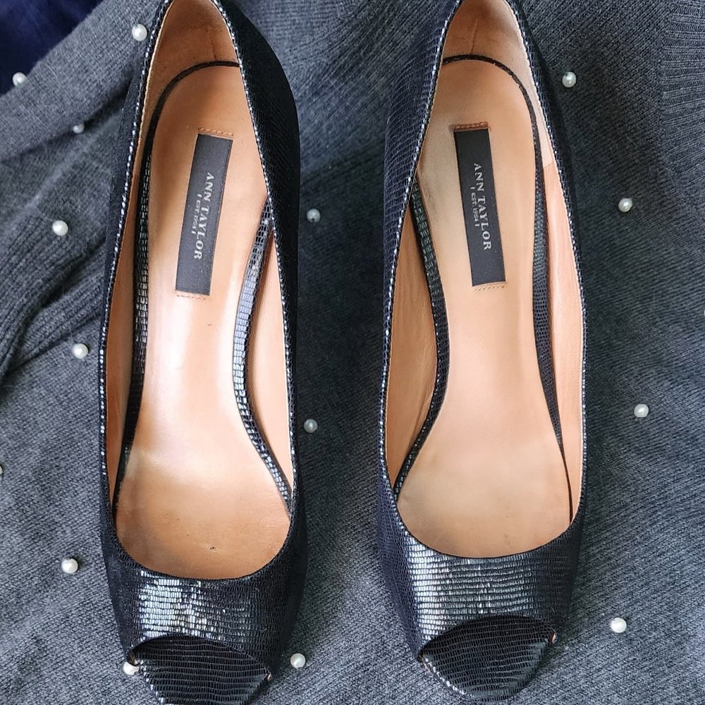 GENTLY PRELOVED CLASSIC ELEGANT ANN TAYLOR 8 PEEPTOE HEEL Fits Like an 8.5 9